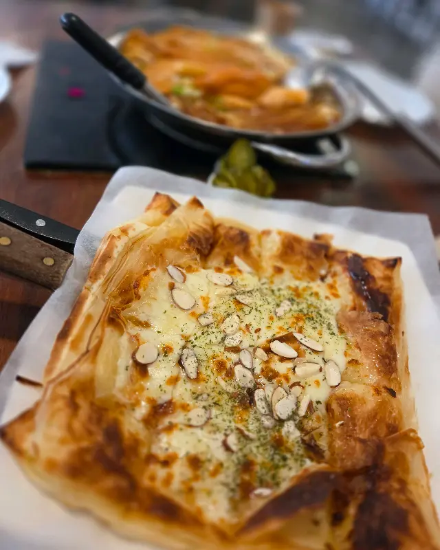 페스츄리 도우가 인상적인 고르곤졸라 피자