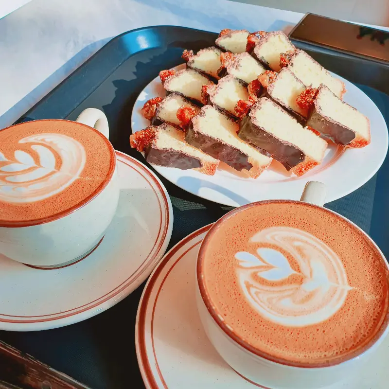 파운드 케이크와 라떼