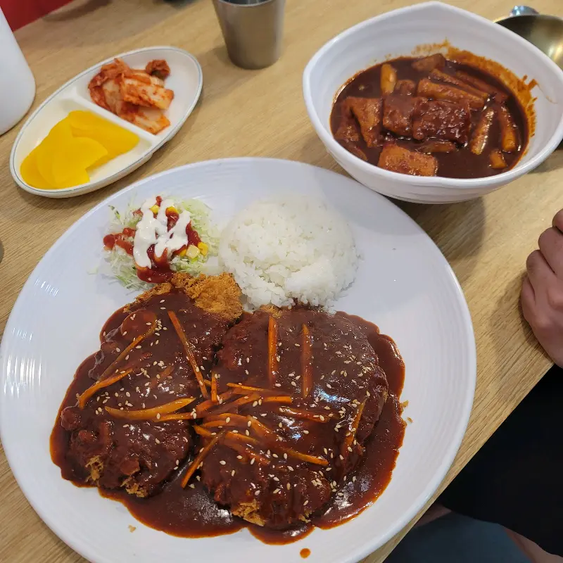 윤기가 흐르는 왕돈까스와 떡볶이 한 상 차림