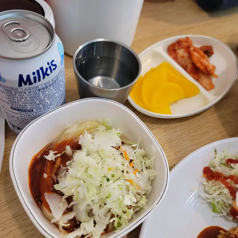 돈까스와 함께 나오는 곁들임 메뉴