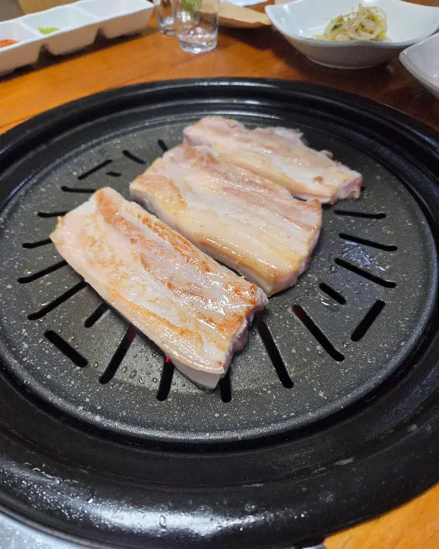 숯불 위에서 익어가는 삼겹살