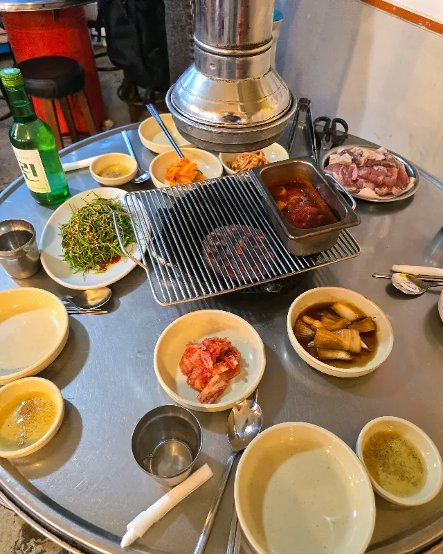 푸짐하게 차려진 거송식당의 한 상 차림