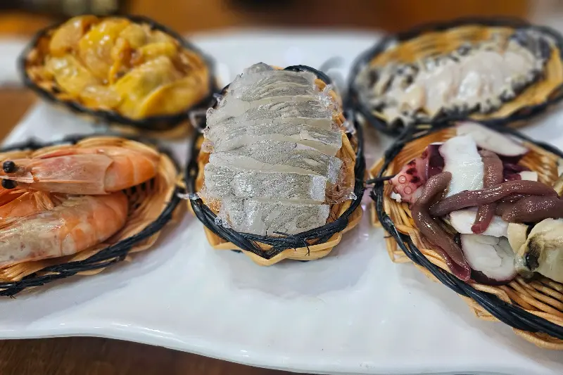 해녀집 전복죽의 신선한 해물 세트