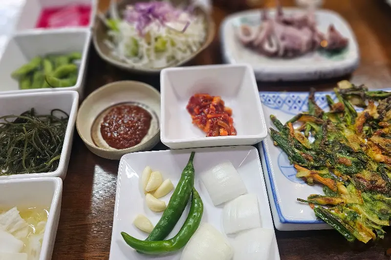 해녀집 전복죽의 다양한 밑반찬