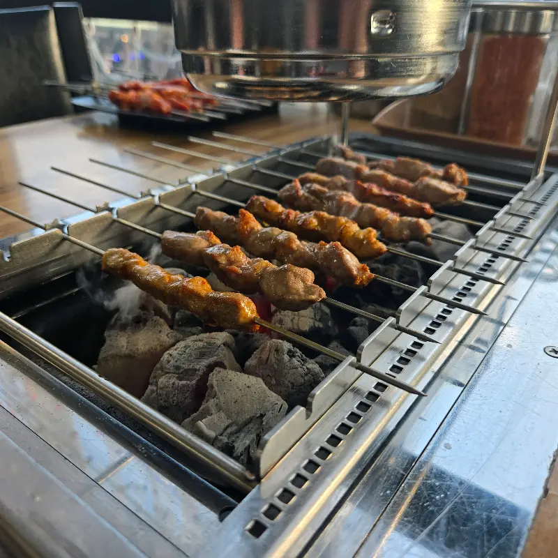 숯불 위에서 익어가는 양꼬치