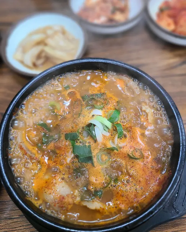 얼큰한 국물이 매력적인 얼큰 순대국