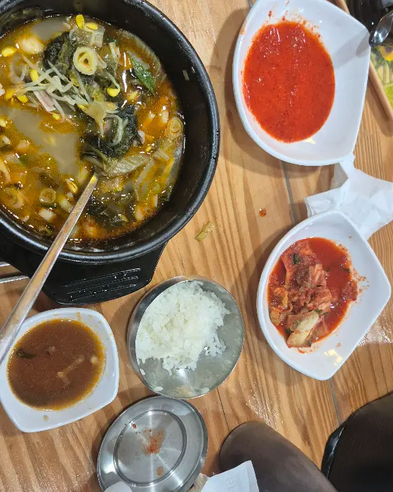 푸짐한 돼지국밥 한 상