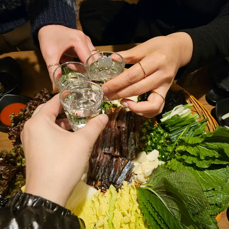 탱자나무에서 술잔을 기울이는 사람들