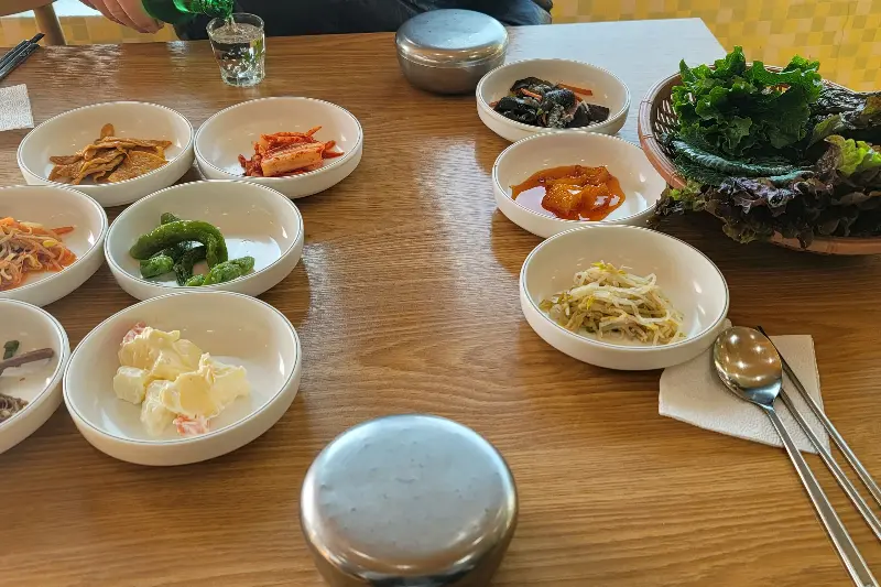 싱싱한 쌈 채소와 우렁 쌈장의 환상적인 조합