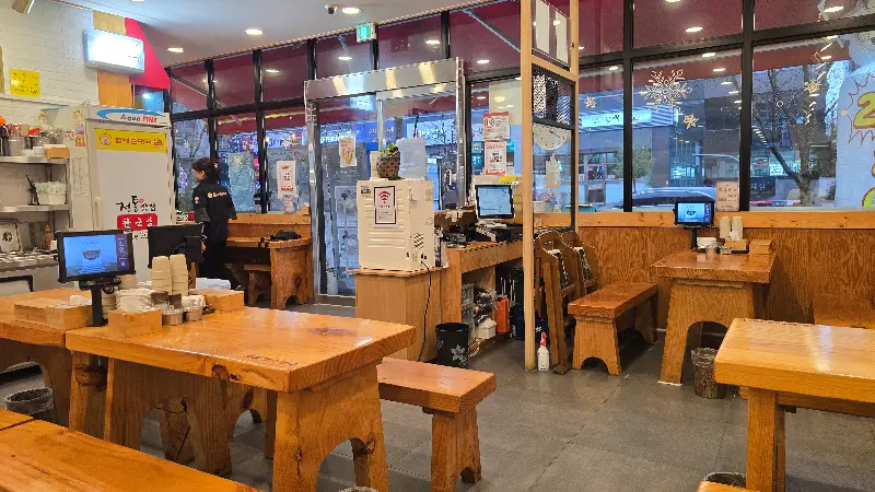 넓고 깔끔한 식당 내부