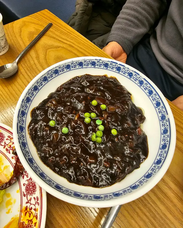 윤기 자르르 짜장면