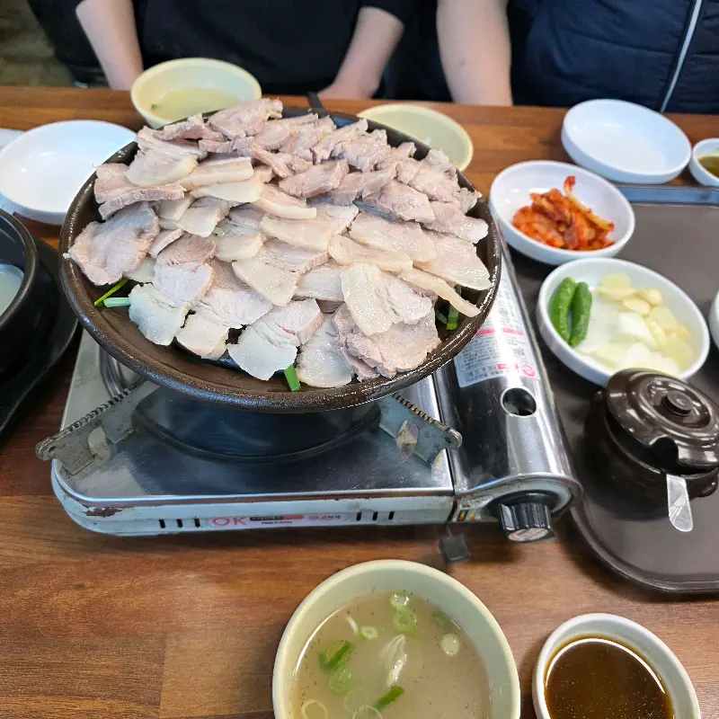 따뜻하게 데워져 나오는 아구 수육