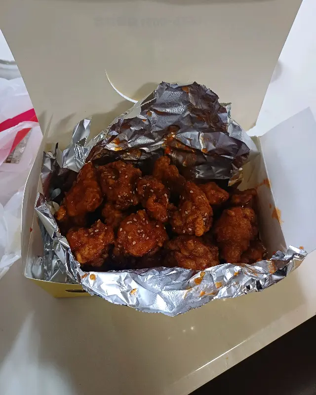 윤기가 흐르는 양념치킨