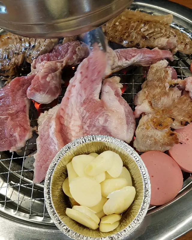 숯불 위에서 익어가는 고기