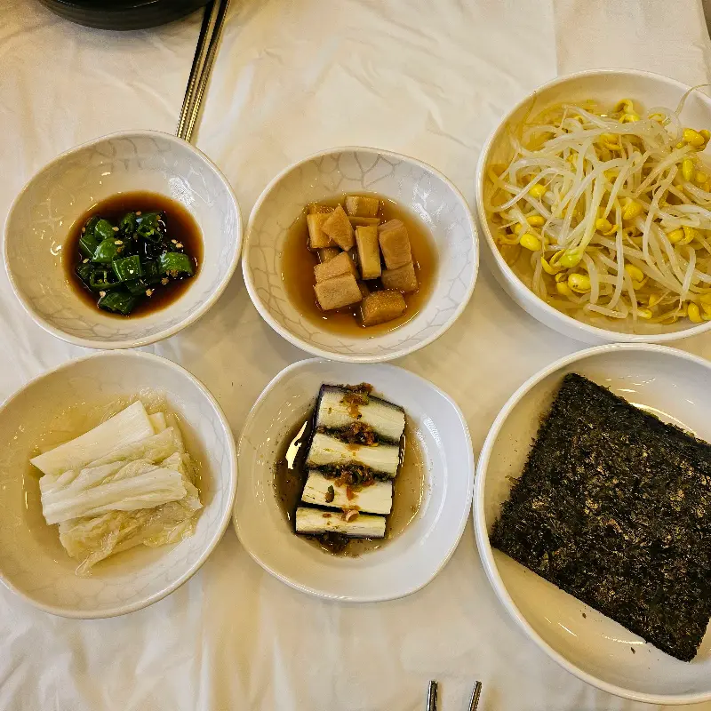 깔끔한 밑반찬 구성