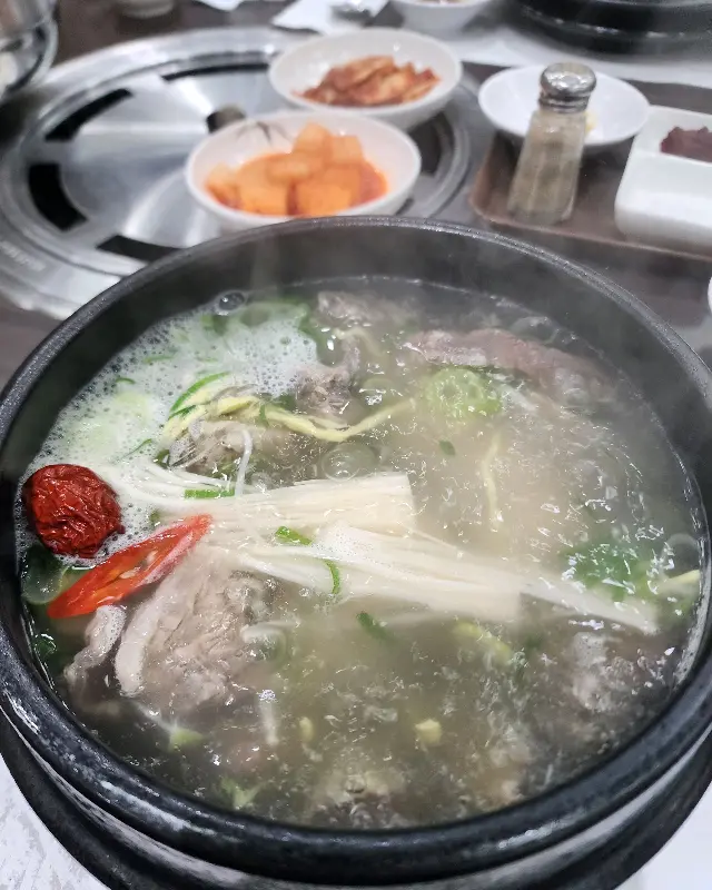 뚝배기 가득 담긴 갈비탕