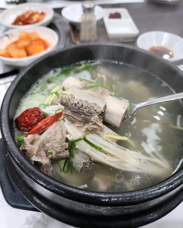 갈비탕 속 큼지막한 갈비