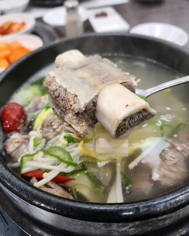 숟가락 위에 올려진 갈비