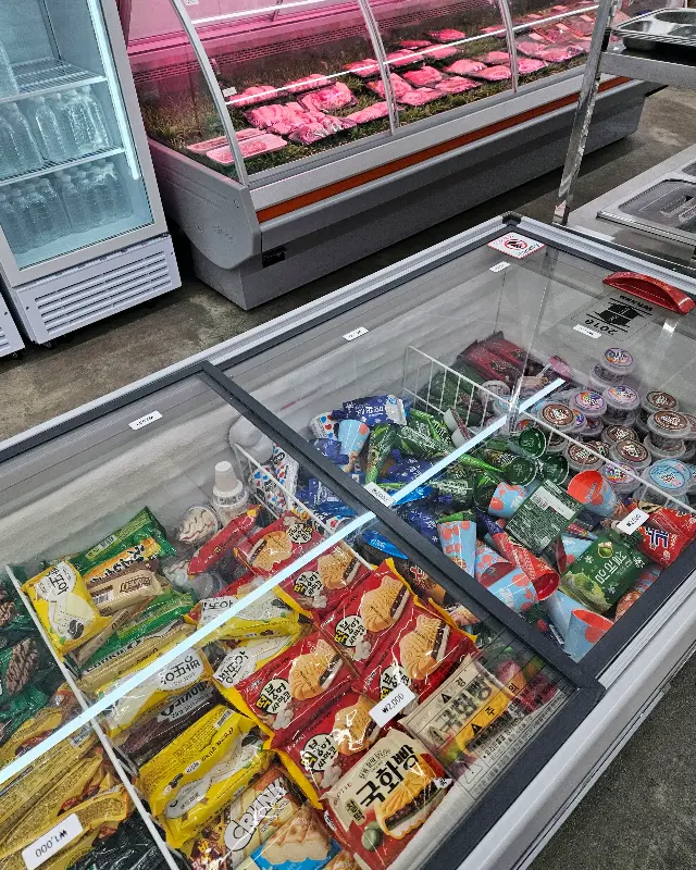 다양한 종류의 고기가 진열된 매점 냉장고