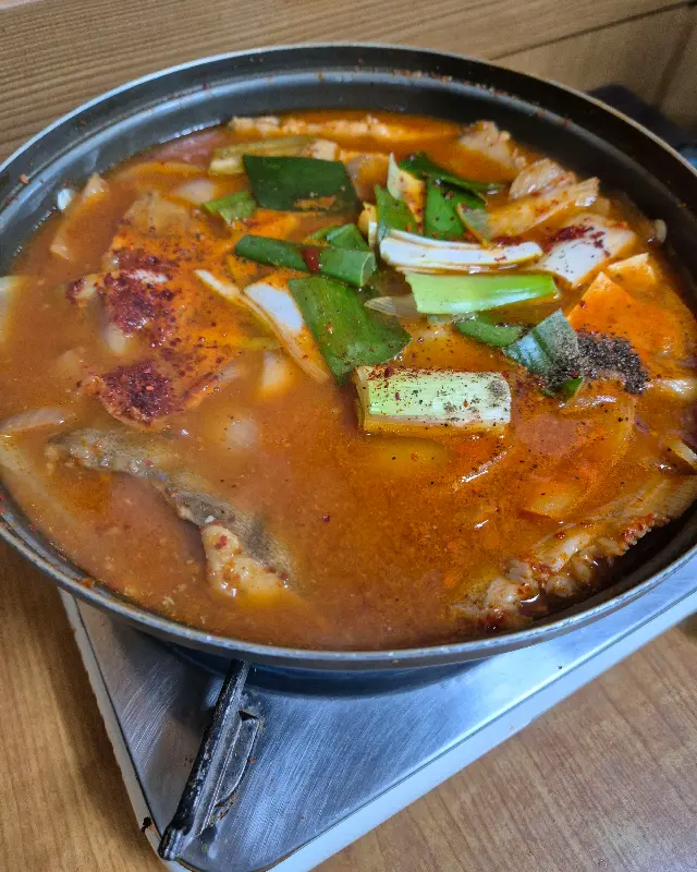 보글보글 끓고 있는 가자미 찌개의 모습