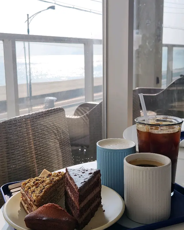 음료와 디저트, 그리고 바다