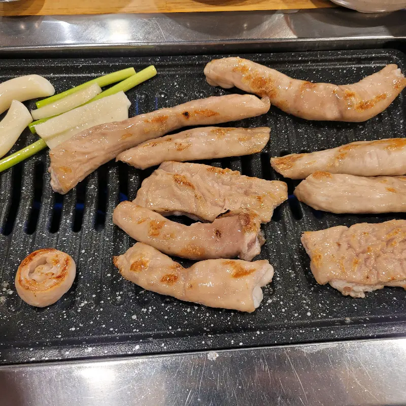 숯불 위에서 익어가는 막창