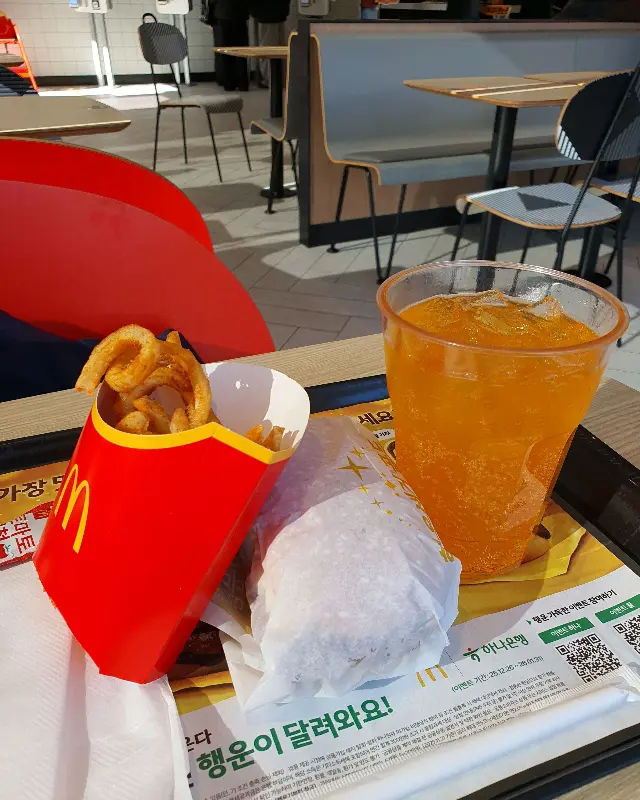 맥도날드 내부 테이블