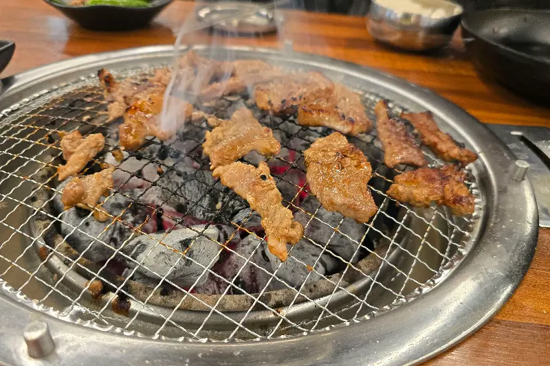 숯불 위에서 맛있게 익어가는 양념 갈비