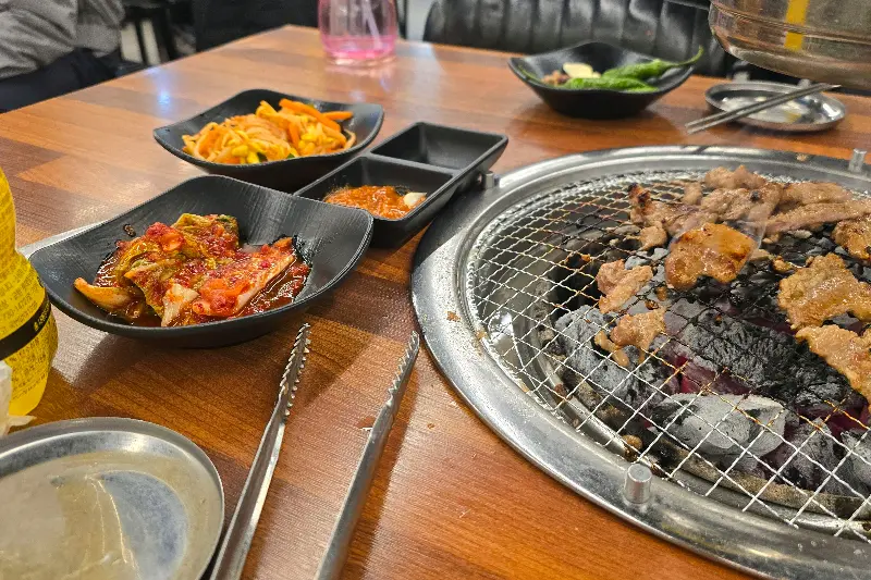 숯불과 밑반찬 세팅