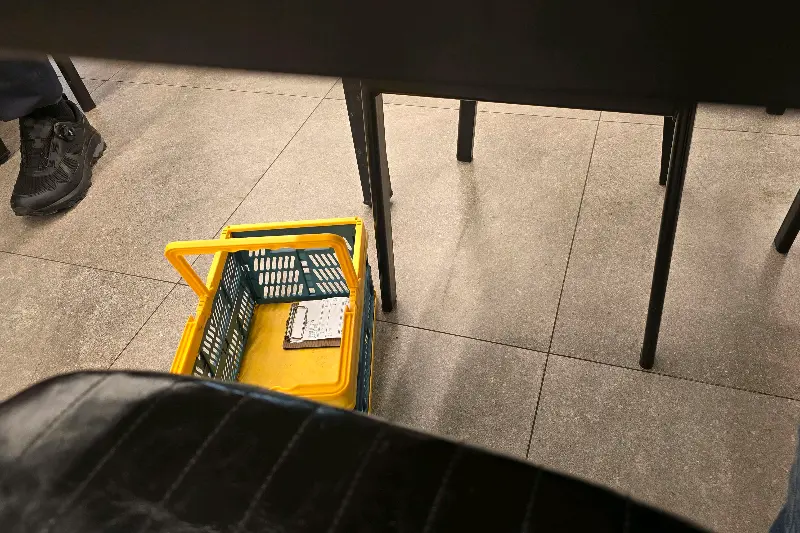 테이블 아래 짐 보관 바구니