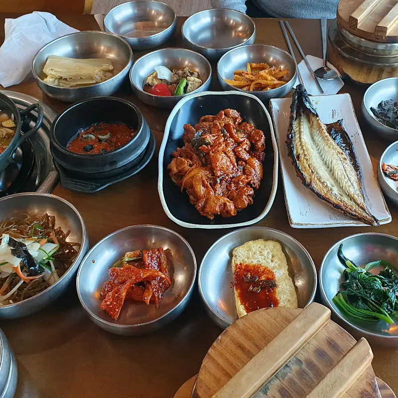 다양한 반찬들이 한 상 가득 차려져 나온다