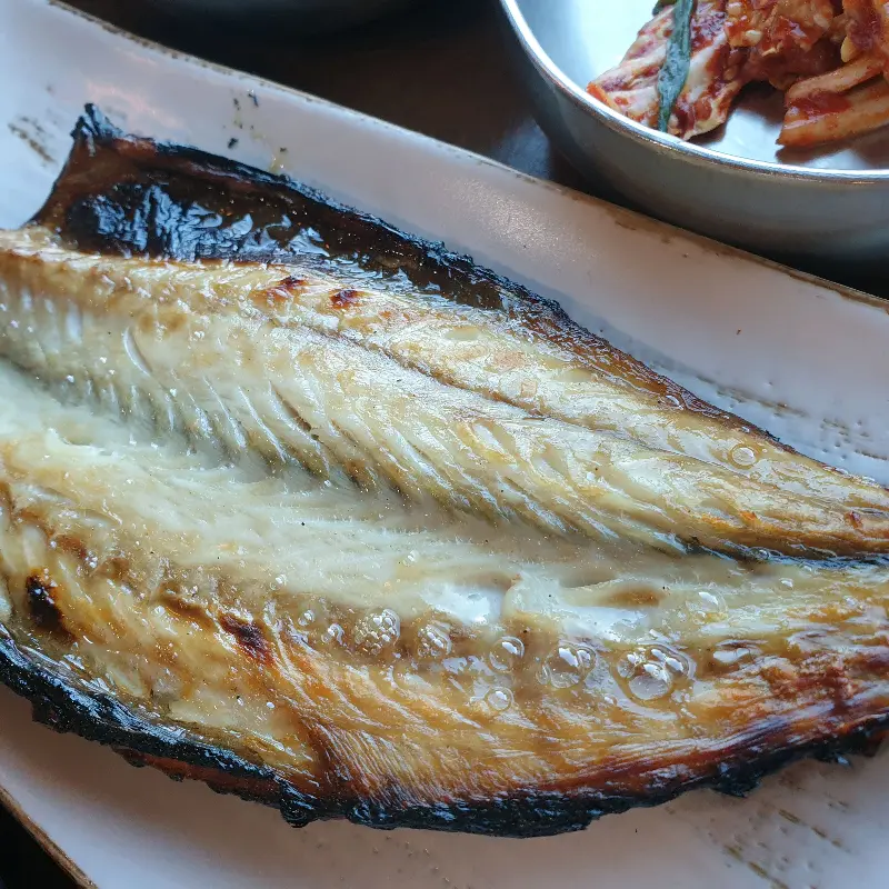노릇하게 구워진 고등어구이