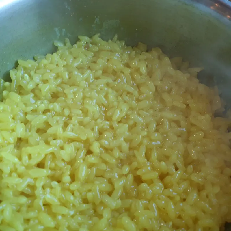 윤기가 흐르는 강황 솥밥