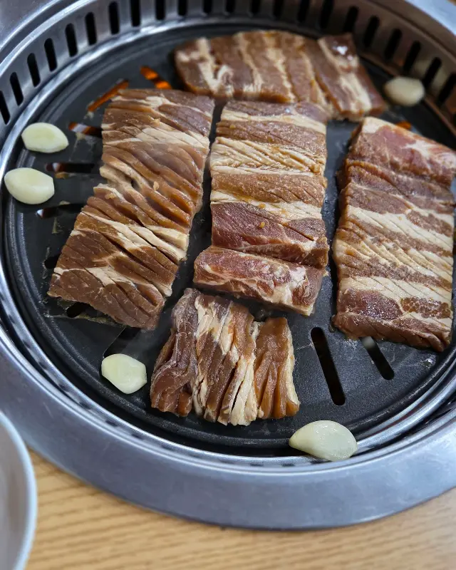 불판 위의 돼지갈비