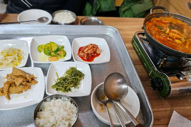 가자미찌개와 함께 제공되는 반찬들