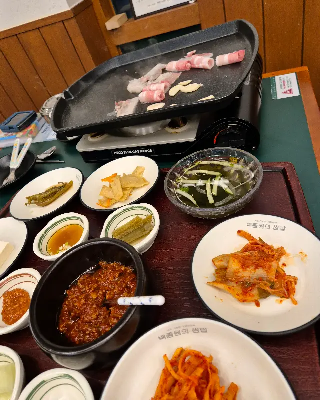 불판 위에서 맛있게 구워지고 있는 듀록 대패삼겹살