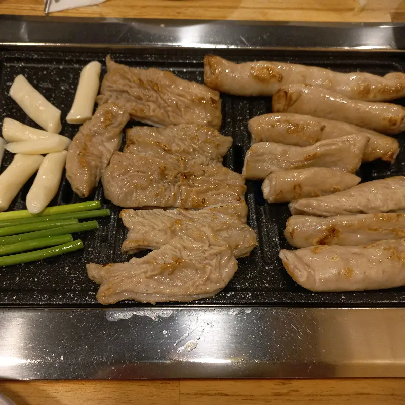 잘 구워진 막창과 떡, 꽈리고추