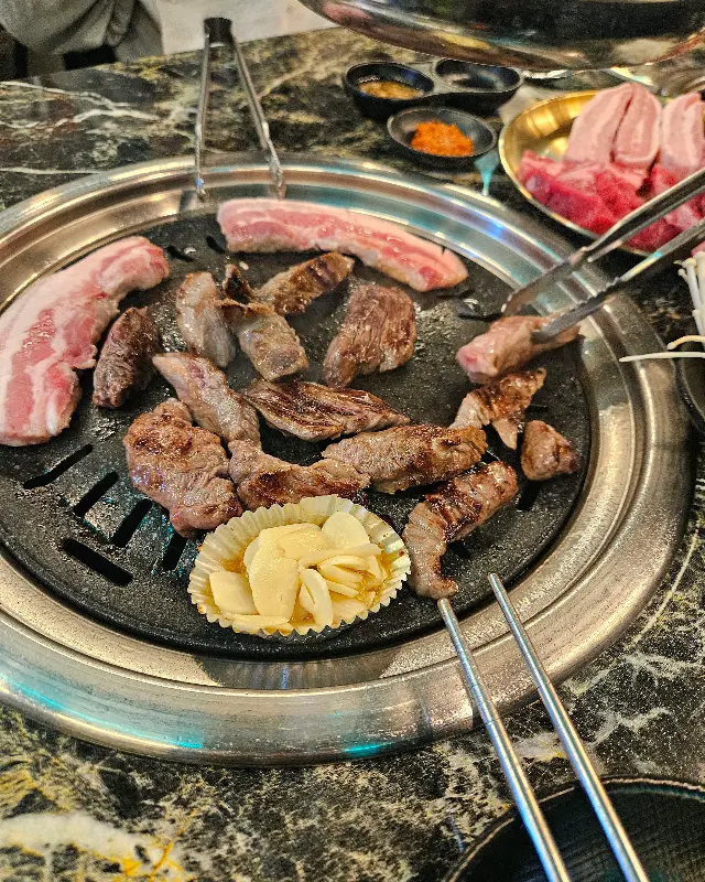 불판 위에서 맛있게 익어가는 고기