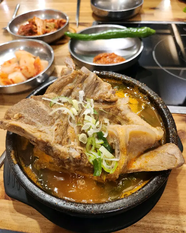 푸짐한 뼈해장국 한 상