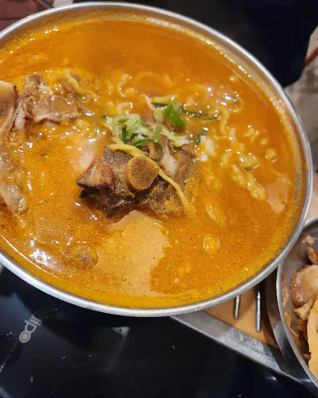 라면 사리가 추가된 뼈해장국