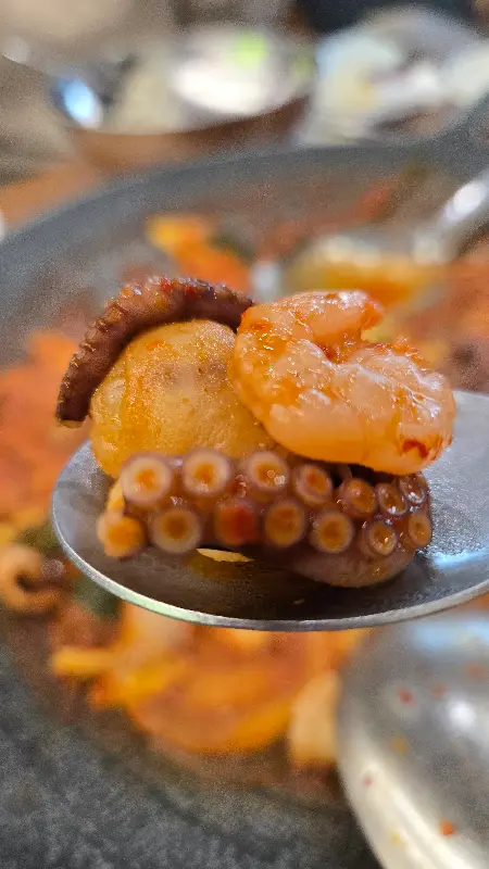 숟가락 위에 올려진 낙곱새