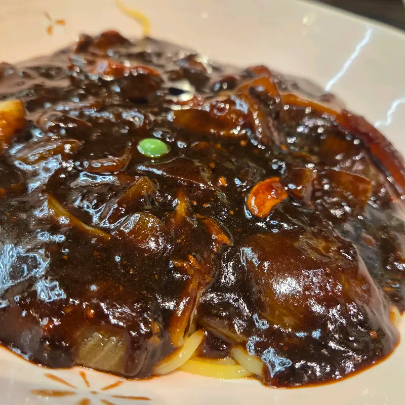 윤기가 흐르는 짜장면