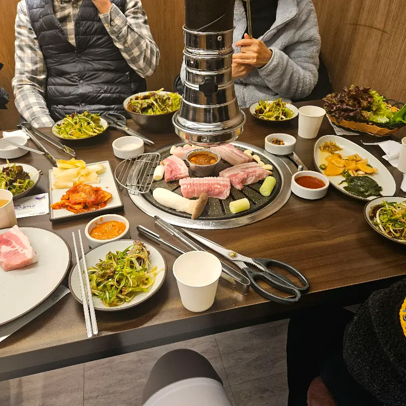 육돈 내부 테이블 세팅