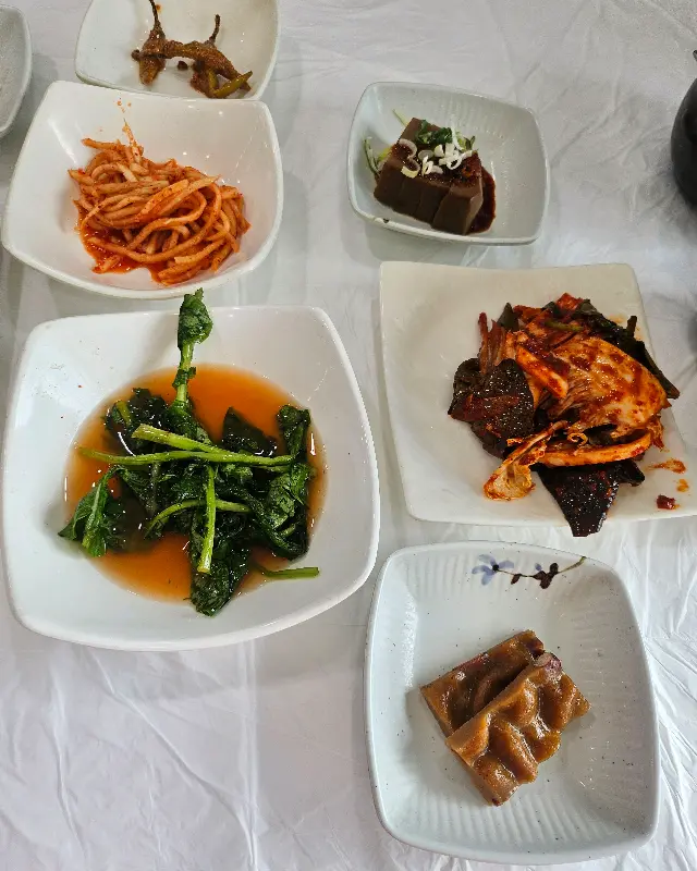다양한 밑반찬들이 정갈하게 담겨 있는 모습