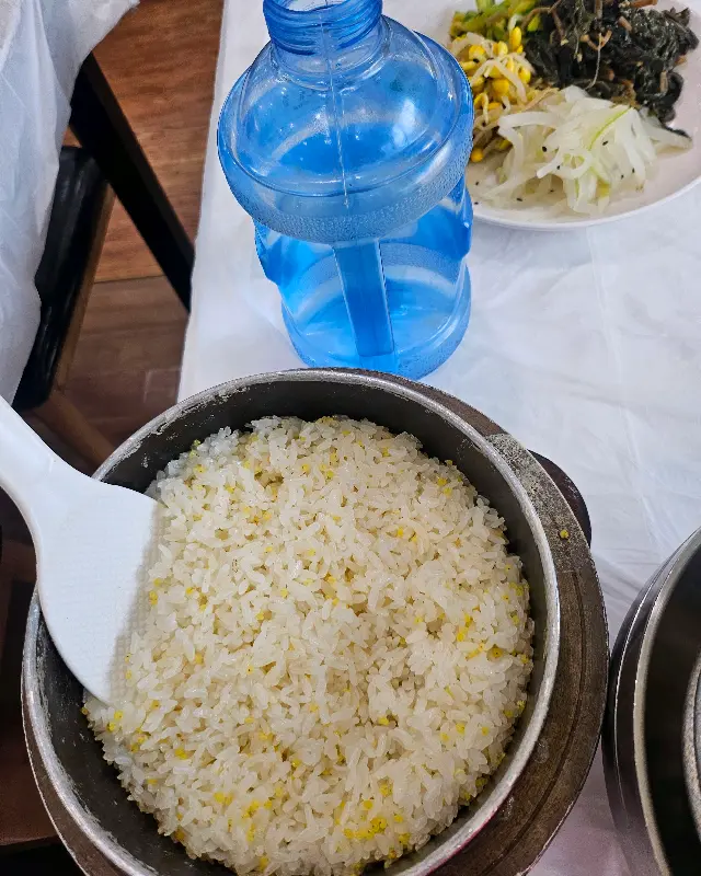 돌솥밥의 모습, 윤기가 흐르는 밥알이 식욕을 자극한다.