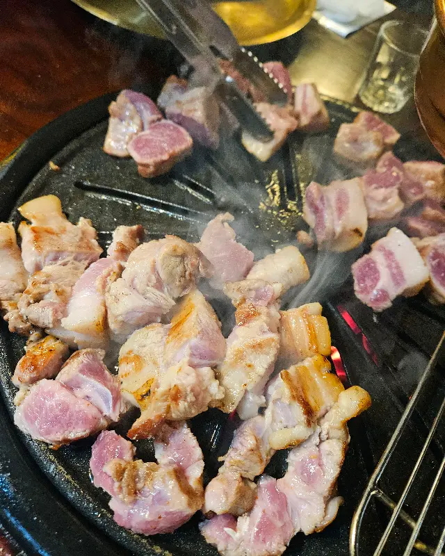 불판 가득한 삼겹살