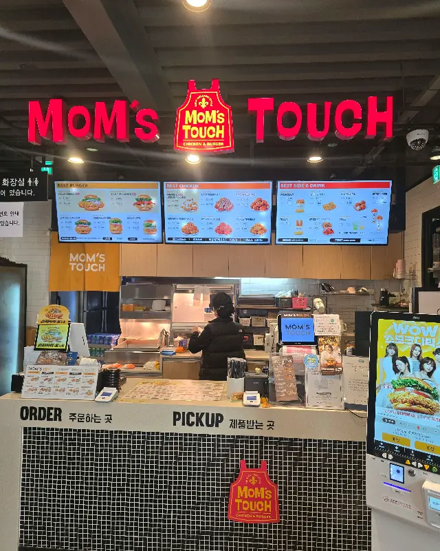 맘스터치 매장 내부