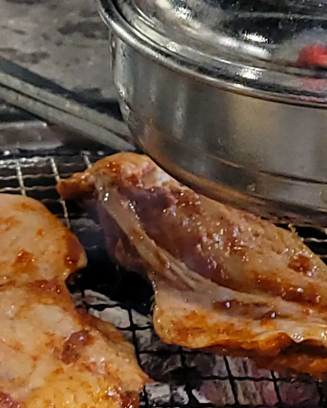 숯불 위에서 익어가는 닭갈비