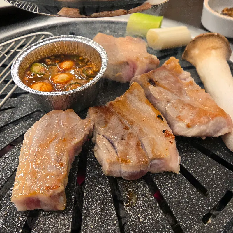 숯불 위에서 익어가는 목살