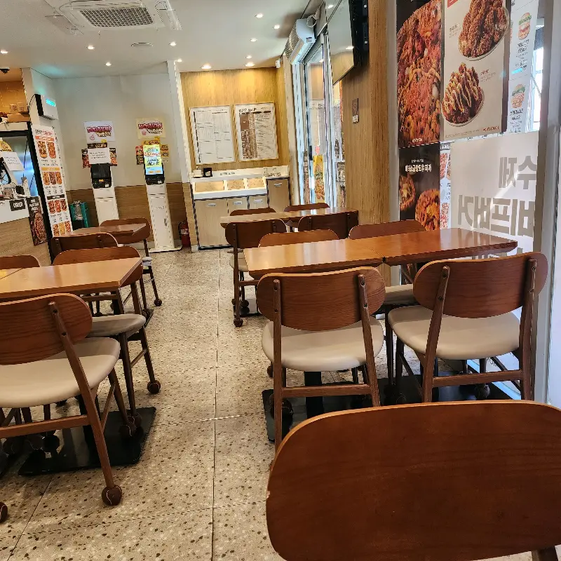 깔끔하게 정돈된 맘스터치 매장 내부